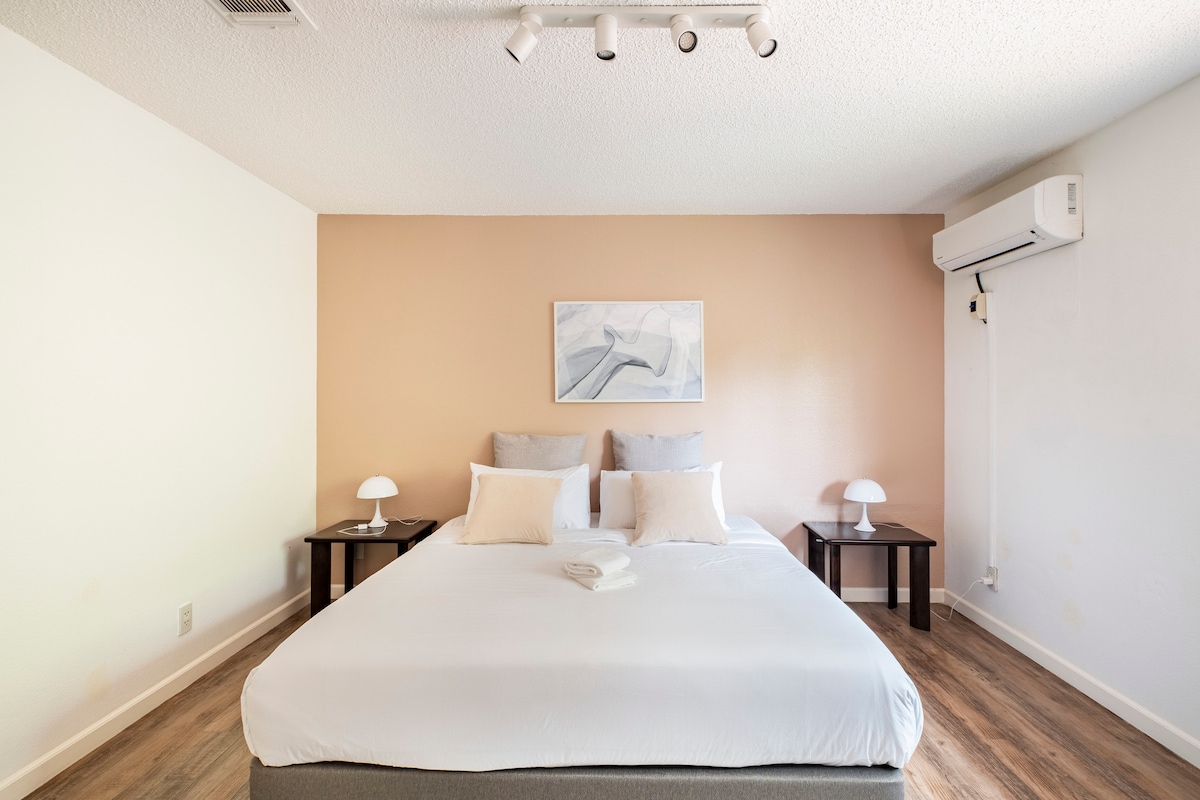 Sunridge F - Warm interior with heritage design